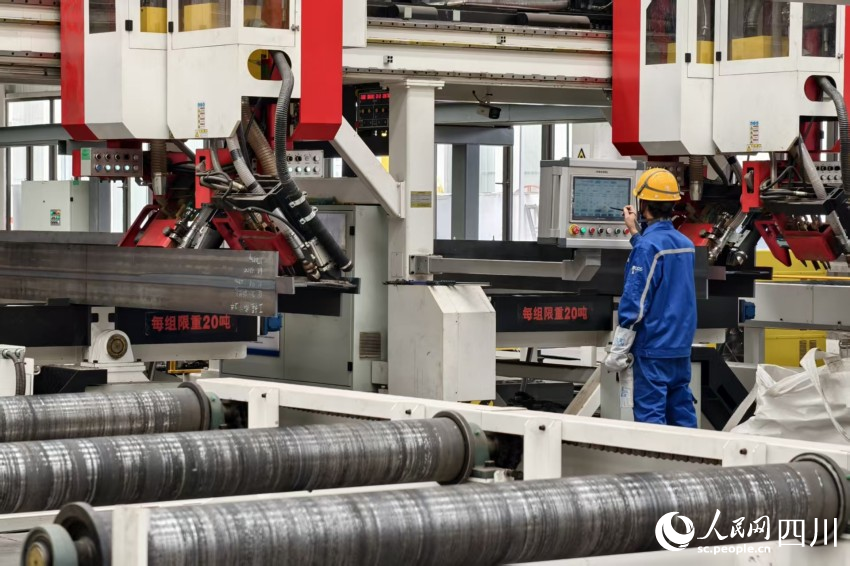 五冶钢构智造基地生产车间。人民网 赵祖乐摄