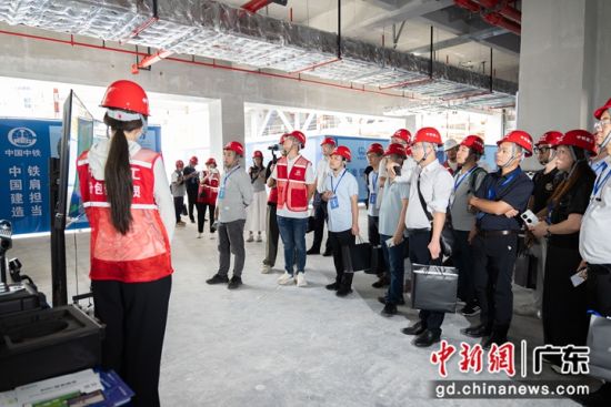 参会者探访广州番禺区计算科学与大数据产业园项目。通讯员 供图 参会者探访广州番禺区计算科学与大数据产业园项目。通讯员 供图